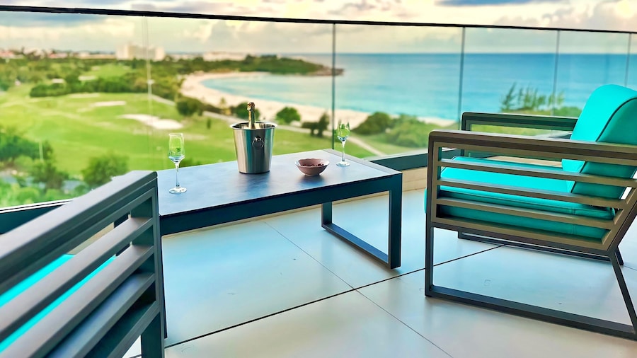 Mullet Bay Suites: Your Luxury Stay Awaits