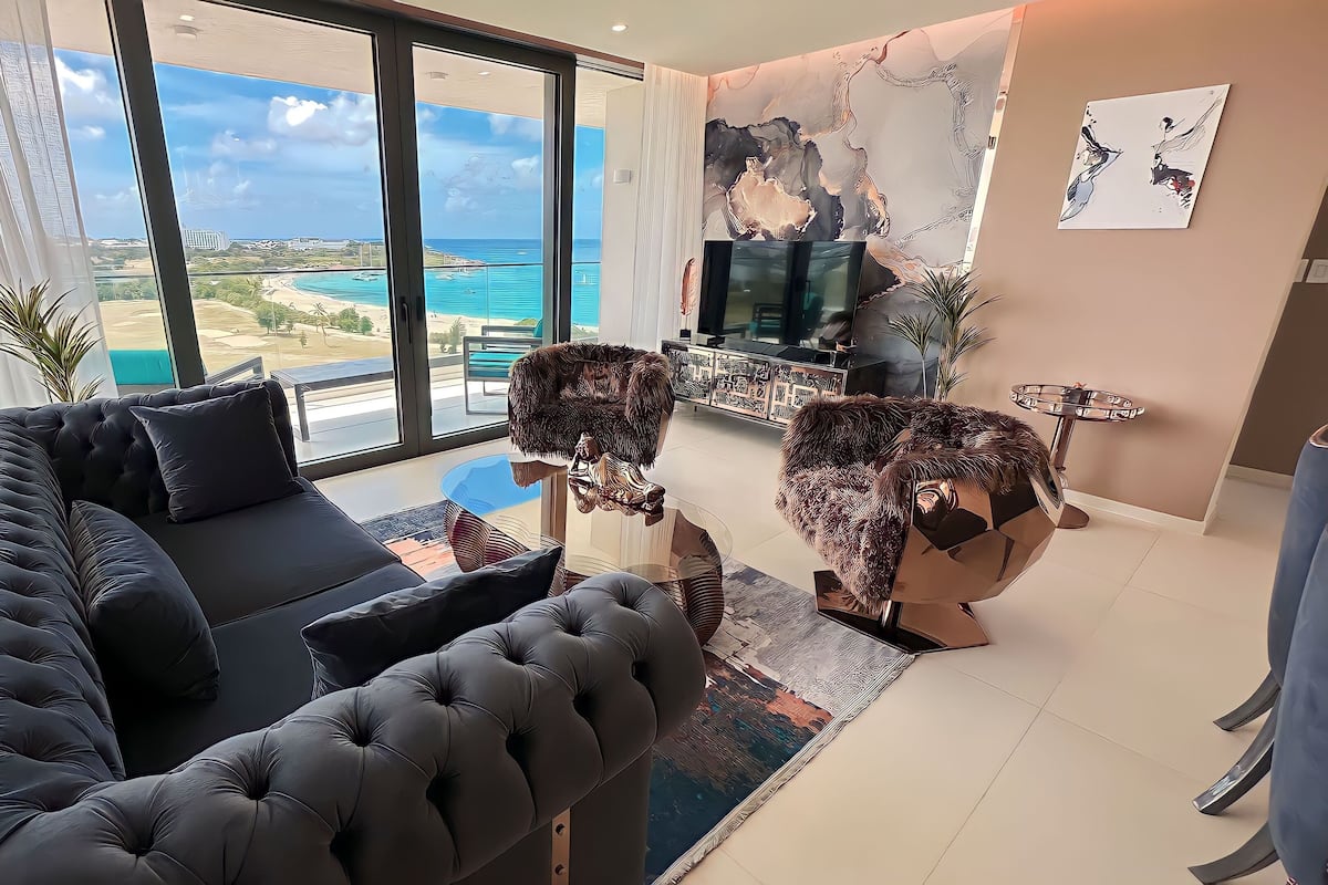 704: Grand Apartment, 1 Queen Bed, Balcony, Sea View | Aire de séjour | Téléviseur connecté, Netflix, Hulu, services de diffusion en continu