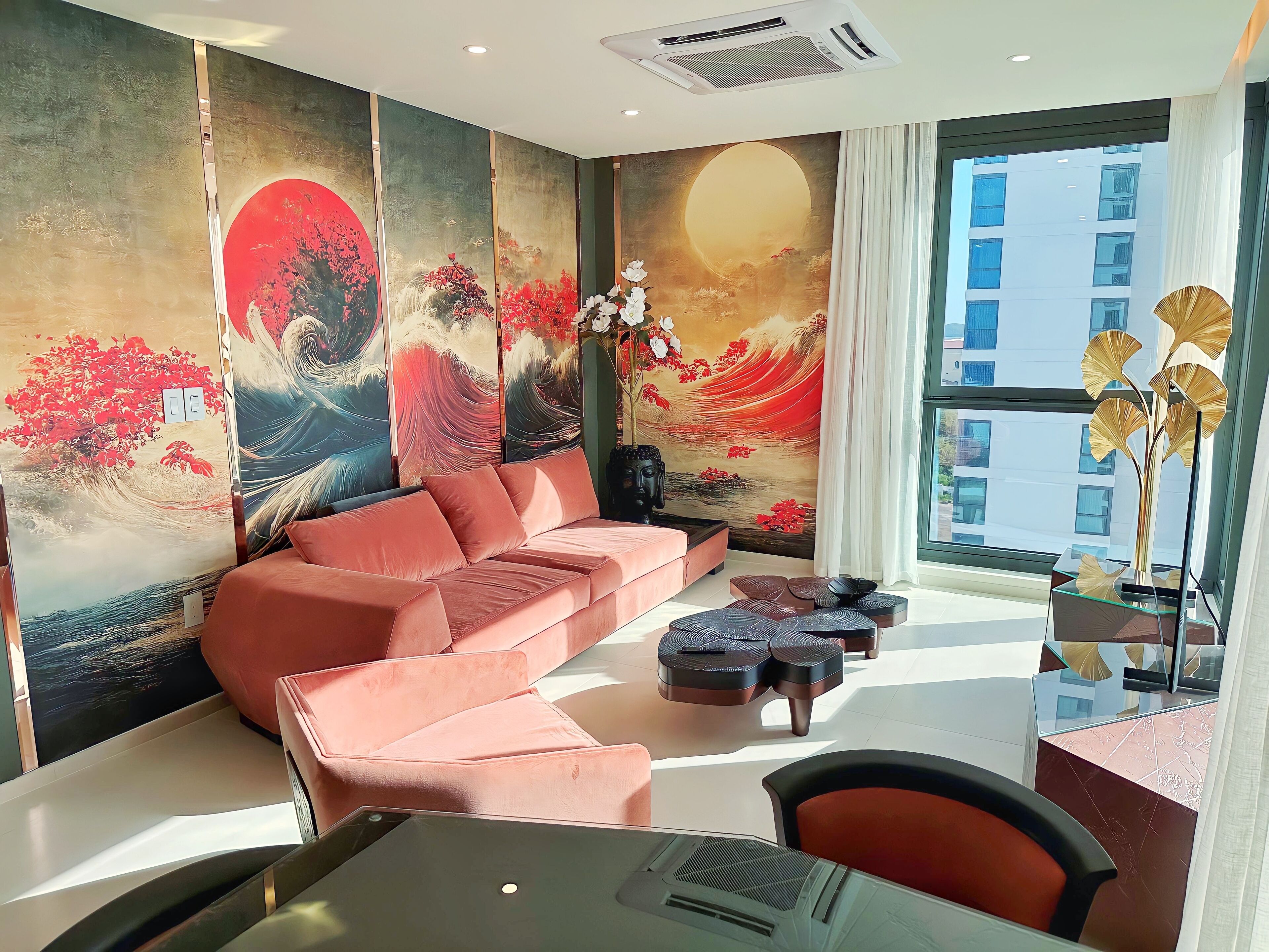 Una sala de estar moderna con un sofá, una mesa de centro y obras de arte en las paredes.