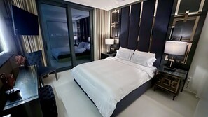 704: Grand Apartment, 1 Queen Bed, Balcony, Sea View | 埃及棉床单、高档床上用品、Select Comfort 床、客房内保险箱