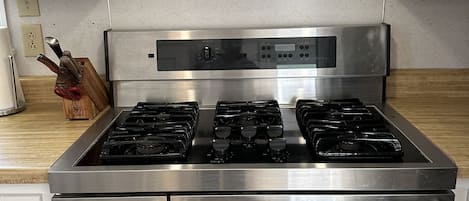 電子レンジ、オーブン、コンロ、調理器具と食器