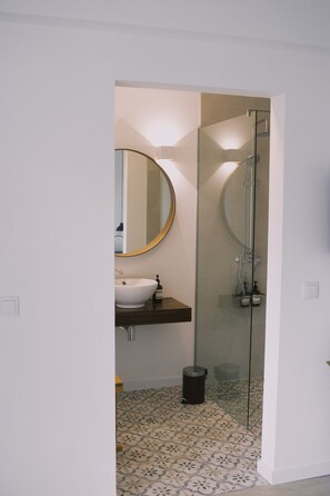 Regadera, toallas, jabón, shampoo