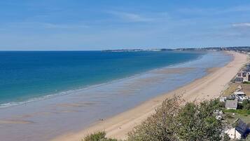 Plage, chaises longues