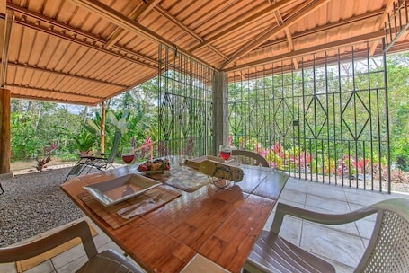 Outdoor dining. Serenity Master Suite nestled on a 3-acre rain forest near La Fortuna!