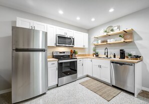 Fridge, microwave, oven, stovetop - The Guava House - Coastal Arts District Getaway (Melbourne)