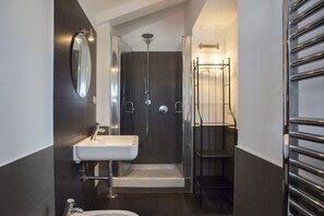 淋浴设施、吹风机、坐浴桶、毛巾