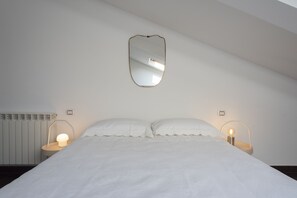 3 bedrooms, desk, iron/ironing board, travel crib - La Camera Chiara - Mansarda in Via Duomo (Napoli)