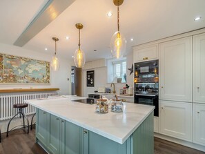 Geschirrspüler, Hochstuhl, Kochgeschirr/Geschirr/Besteck