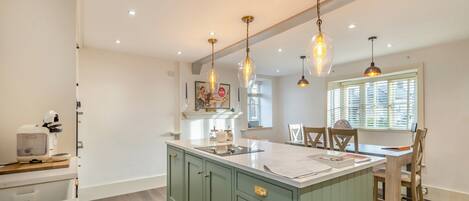 Opvaskemaskine, højstol, køkkentøj/tallerkener/redskaber