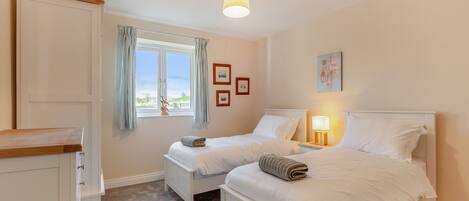 2 室のベッドルーム、WiFi (無料)、ベッドシーツ