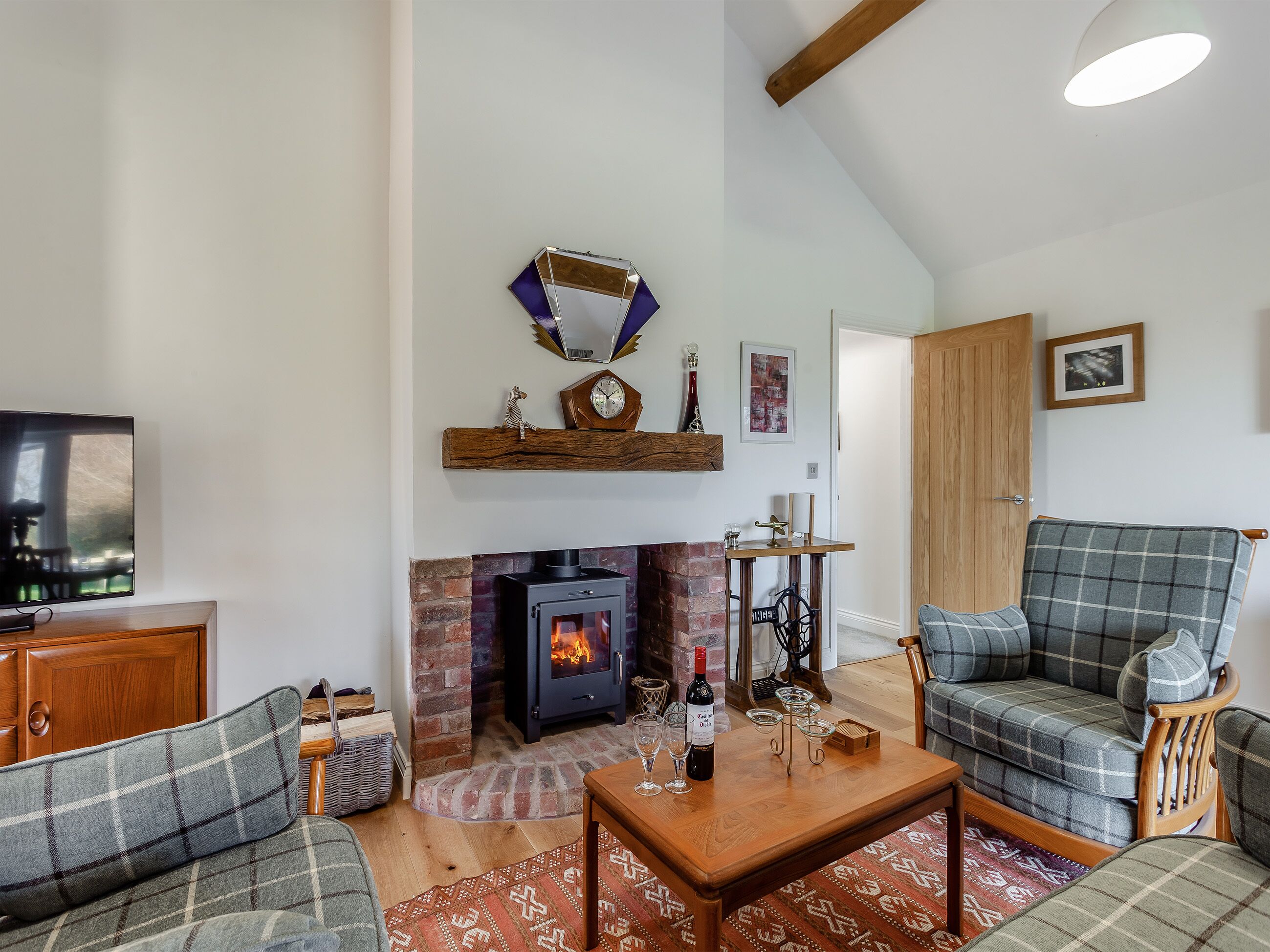 TV, fireplace