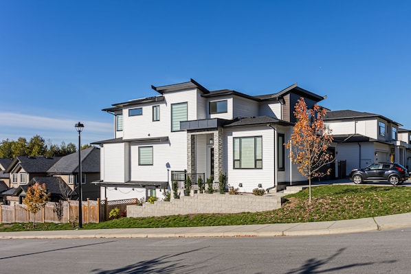 Exterior - Modern Gateway Family-sized Suite in Thornhill-Maple Ridge - BC (Maple Ridge)
