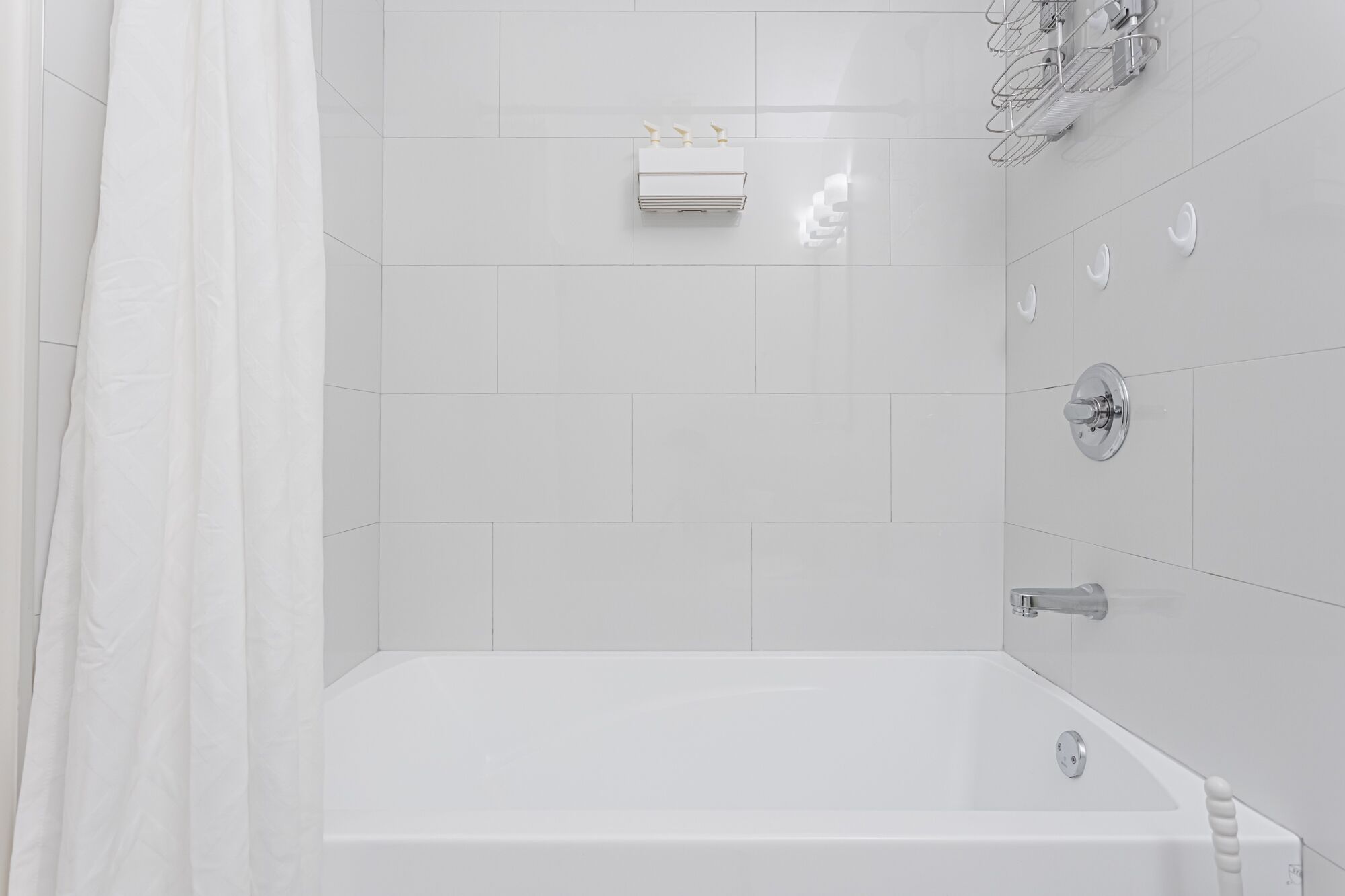 Une salle de bain moderne équipée d’une baignoire, d’une douche et de toilettes.