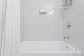 Sèche-cheveux, serviettes fournies, savon, shampoing