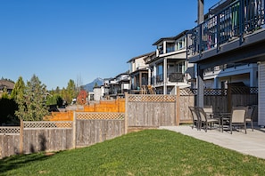 Terrace/patio - Modern Gateway Family-sized Suite in Thornhill-Maple Ridge - BC (Maple Ridge)