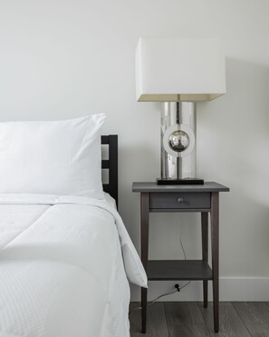 2 bedrooms, desk, WiFi, bed sheets