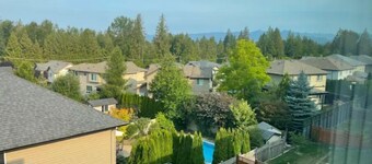 Modern Gateway Family-sized Suite in Thornhill-Maple Ridge - BC