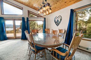 Chalet rustique de base | Salle Ă manger