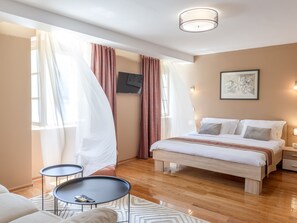 4 habitaciones, tabla de planchar con plancha, wifi y ropa de cama 