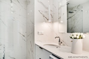 Een douche, een haardroger, handdoeken, toiletpapier
