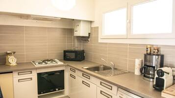 Réfrigérateur, micro-ondes, four, plaque de cuisson