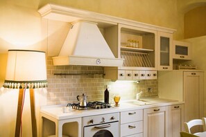 Kjøleskap, ovn, kokeplater og oppvaskmaskin