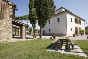 Outdoor dining - Farmhouse San Pietro apartment Fern (Castiglion Fibocchi)
