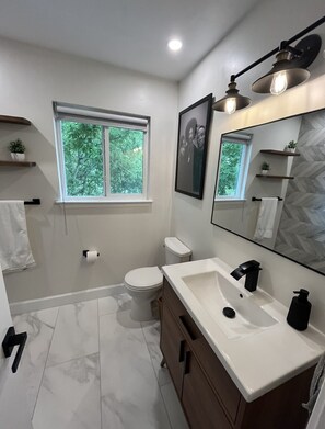 Shower, hair dryer, towels, soap - Empire Beats (Austin)