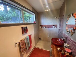 Shower, hair dryer, bidet, towels - Artist Magical Hideaway on Makorori Beach. Awesome views and sunsets. (Makorori)