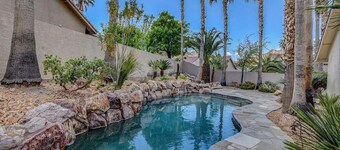Henderson Home, 5beds, Pool, backyard, pet friendly