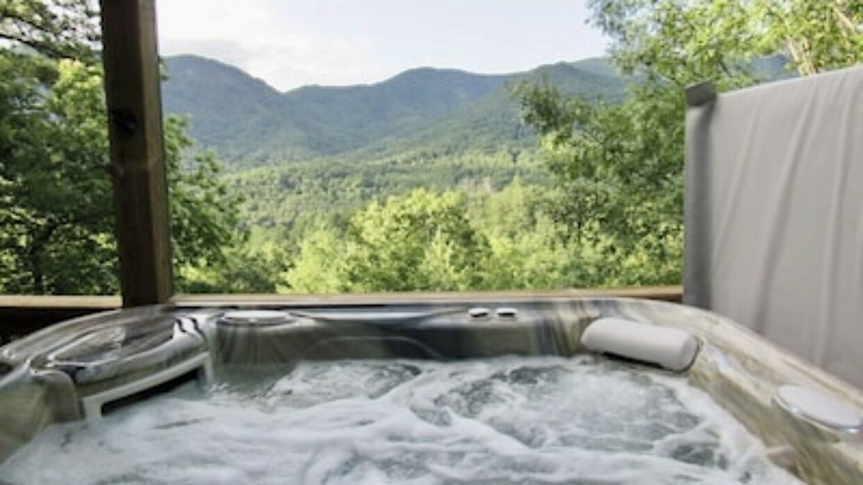 Franklin-NC Cabin w\/ Deck + Mountain Views + SPA +\nLoft w\/ Game Room + Man Cave.