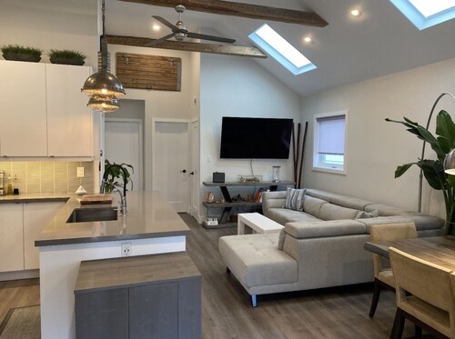 Elegant 2-Bedroom Bungalow with Outdoor Oasis and Modern Conveniences

