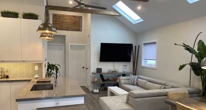 Elegant 2-Bedroom Bungalow with Outdoor Oasis and Modern Conveniences