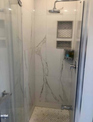 Dusche, Haartrockner, Handtücher, Seife