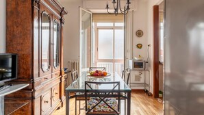 Dining - Large apartment of 80 sqm located on the fifth floor of a building with lift (10 steps to access), can accommodate up to 4 people.The accommodation is located in an area served by all the main services: bars, restaurants, supermarkets and pharmacy, publi (Livorno)