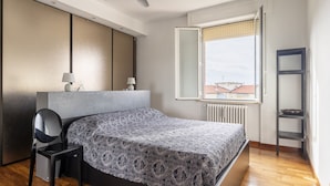 Room - Large apartment of 80 sqm located on the fifth floor of a building with lift (10 steps to access), can accommodate up to 4 people.The accommodation is located in an area served by all the main services: bars, restaurants, supermarkets and pharmacy, publi (Livorno)