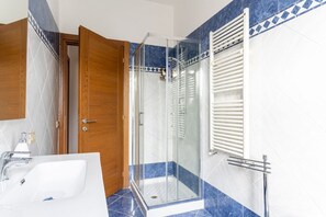 Dusche, Haartrockner, Bidet, Handtücher