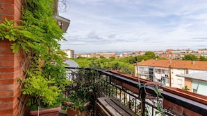 Property grounds - Large apartment of 80 sqm located on the fifth floor of a building with lift (10 steps to access), can accommodate up to 4 people.The accommodation is located in an area served by all the main services: bars, restaurants, supermarkets and pharmacy, publi (Livorno)