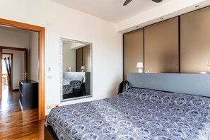 2 chambres, bureau, chambres insonorisées, fer et planche à repasser