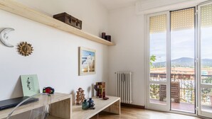 Interior - Large apartment of 80 sqm located on the fifth floor of a building with lift (10 steps to access), can accommodate up to 4 people.The accommodation is located in an area served by all the main services: bars, restaurants, supermarkets and pharmacy, publi (Livorno)