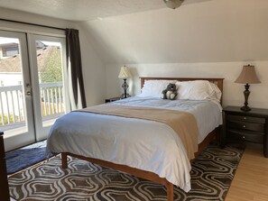 1 bedroom, WiFi, bed sheets - Stand Alone Cozy Carriage House in a quiet Ballard Neighborhood many amenities  (Seattle)