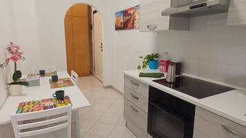 KylskÄp, mikrovÄgsugn, ugn och spishÀll