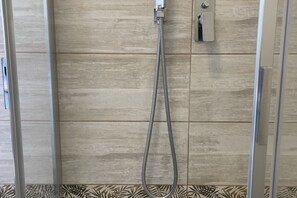 Dusche, kostenlose Toilettenartikel, Haartrockner, Bidet