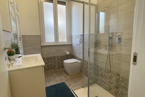 Douche, articles de toilette (gratuits), séchoir à cheveux, bidet
