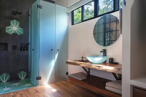 Secadora de cabello, toallas, jabón, shampoo 