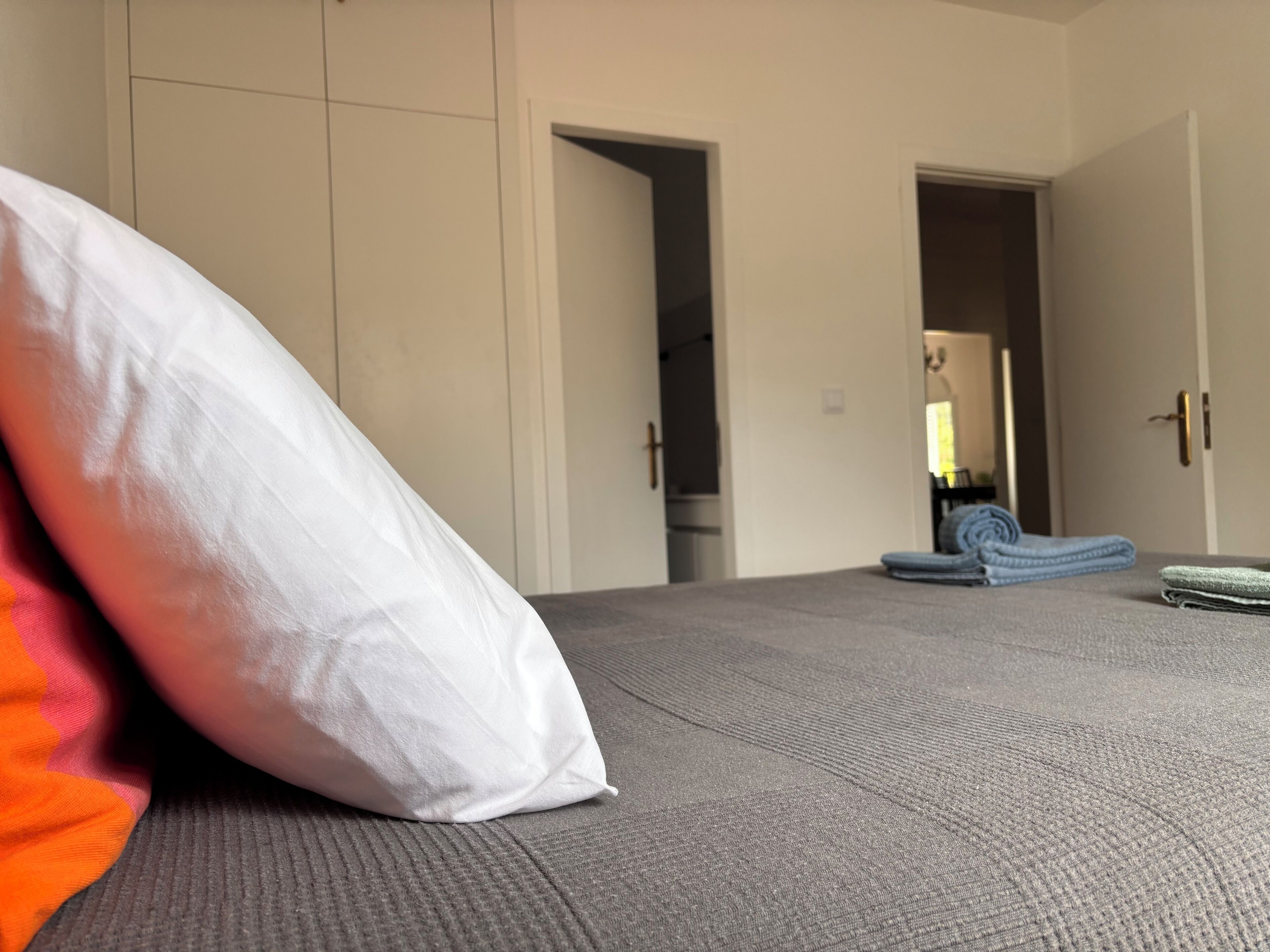 3 slaapkamers, een strijkplank/strijkijzer, reisbedje, gratis wifi