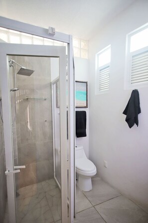 Dusche, umweltfreundliche Kosmetikartikel, Haartrockner, Bidet