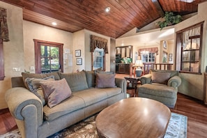Basic Cabin | Living area