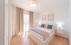 3 chambres, fer et planche à repasser, lit de bébé portatif