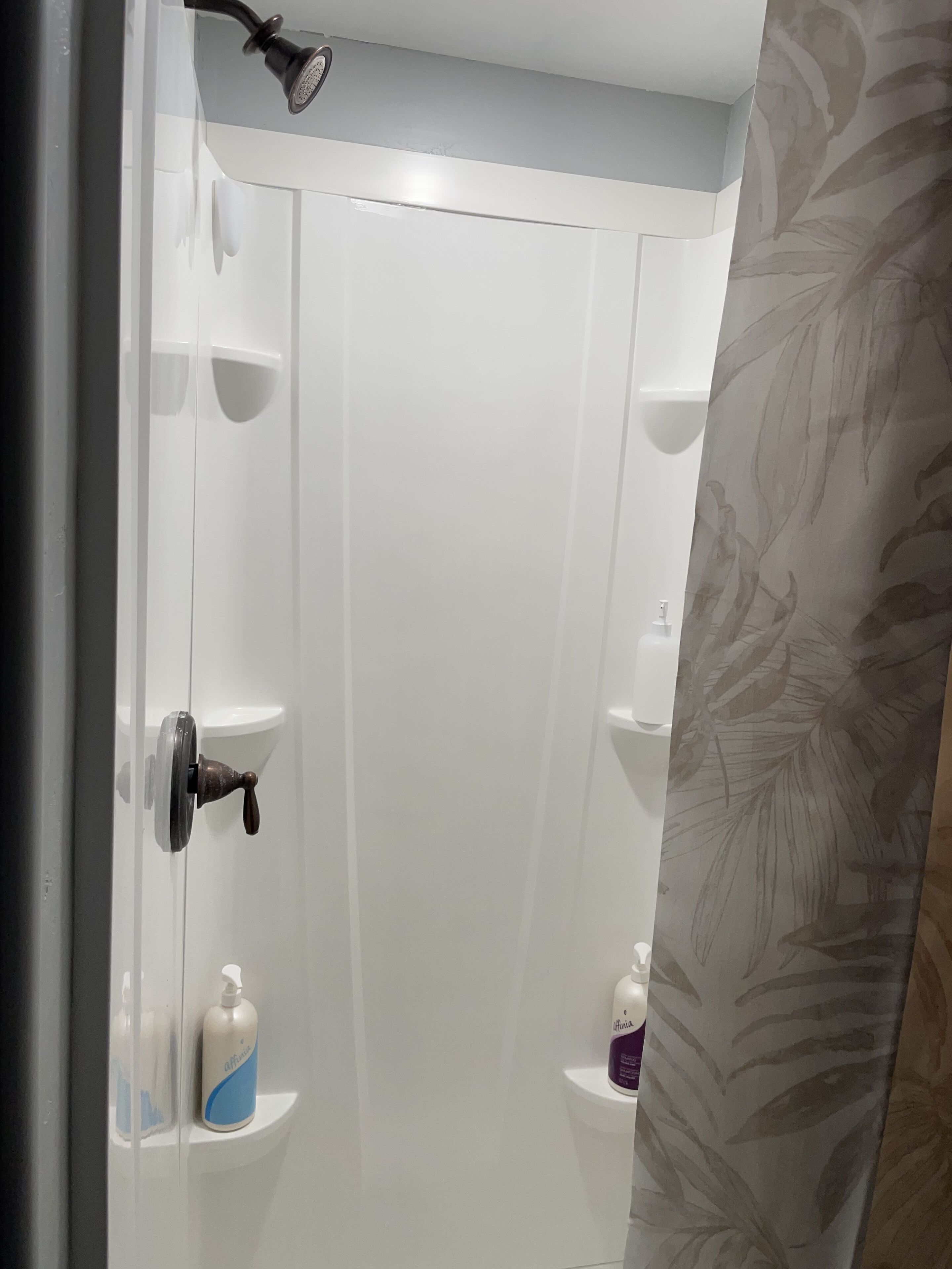 Douche, séchoir à cheveux, serviettes fournies, savon
